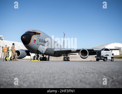 Die Flieger der Flugzeugwartungseinheit 909th durchlaufen vor dem Flug eine Kontrolle für einen US-Luftwaffe-Stratotanker KC-135 auf dem Militärstützpunkt Kadena, Japan, am 16. Dezember 2021. Das 909th AMU und 909th Air Betankungsgeschwader arbeiten zusammen, um zu gewährleisten, dass Betankungsflugzeuge jederzeit und an jedem Ort Kraftstoff bereitstellen können, um eine entscheidende Rolle dabei zu spielen, dass Kadena entscheidende Luftkraft zur Unterstützung des Friedens im gesamten Indo-Pazifik liefern kann. (USA Luftwaffe Foto von Airman 1st Klasse Anna Nolte) Stockfoto