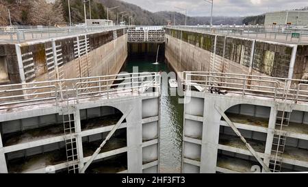 Ein Freizeitschiff fährt am 3. Januar 2022 auf dem Clinch River in Lenoir City, Tennessee, durch Melton Hill Lock. Das U.S. Army Corps of Engineers Nashville District betreibt und wartet die Schleuse beim Tennessee Valley Authority Projekt. (USACE Foto von Leon Roberts) Stockfoto