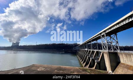 Der Himmel ist klar über dem Watts Bar Damm und dem Kernkraftwerk am Tennessee River in Decatur, Tennessee, 5. Januar 2021. Das U.S. Army Corps of Engineers Nashville District betreibt und wartet die Navigationssperre beim Tennessee Valley Authority Projekt. (USACE Foto von Leon Roberts) Stockfoto