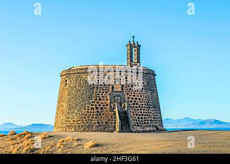 Kleine Burg Castillo de Las Coloradas auf Klippe in Playa Blanca, Lanzarote, Kanarische Inseln, Spanien Stockfoto