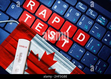 COVID-19 Schnelltest-Kit für positive Antigene auf Gesichtsmaske mit kanadischer Flagge auf der Computertastatur. Konzept der Heimnutzung Covid Selbsttest in Kanada. Stockfoto