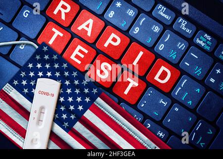 COVID-19 Schnelltest-Kit für positive Antigene auf Gesichtsmaske mit US-Flagge auf Computertastatur. Konzept der Covid-Tests in den Vereinigten Staaten Stockfoto