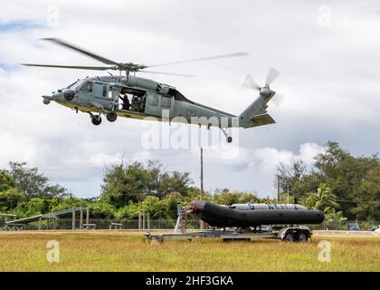 220111-N-PH222-1228 APRA HARBOUR, Guam (Jan 11, 2022) Seeleute, die den „Blackjacks“ des Helicopter Sea Combat Squadron (HSC) 21 zugewiesen wurden, die an das Littoral Combat Ship USS Charleston (LCS 18) angeschlossen sind, führen Trainingsübungen mit Seeleuten und Marines durch, die dem Commander, Task Group 75,1, mit einem Mk 18 Mod 2 Kingfish Unmanned Underwater Vehicle zugewiesen wurden. Charleston, Teil von Destroyer Squadron (DESRON) 7, ist im US-amerikanischen Flottenbereich 7th im Einsatz, um die Interoperabilität mit Partnern zu verbessern und als einsatzbereite Kraft zur Unterstützung eines freien und offenen Indo-Pa zu dienen Stockfoto