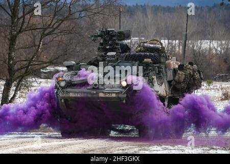 US-Soldaten, die der Bullentruppe, dem 1st. Squadron und dem 2nd. Kavallerieregiment zugewiesen wurden, manövrieren während einer Situationsübung im Trainingsgebiet des 7th Army Training Command in Grafenwoehr, Deutschland, 11. Januar 2022, ein von Stryker gepanzertes Fahrzeug. (USA Armeefoto von Markus Rauchenberger) Stockfoto