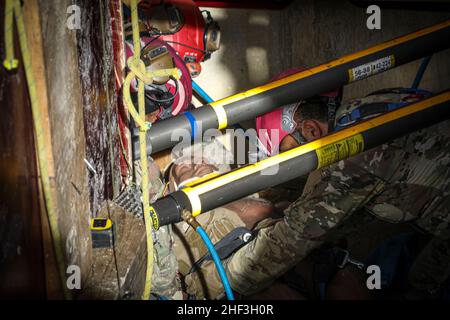 District of Columbia, (11. Januar 2022) – US-Marineinfanteristen der Chemical Biological Incident Response Force (CBIRF) und Soldaten der US-Armee der 911th Technical Rescue Engineer Company nehmen am 11. Januar an einer gemeinsamen technischen Rettungsschulung mit einem Grabentrainer an der DC Fire Training Academy in Washington D.C. Teil. 2022. CBIRF trainiert das ganze Jahr über mit verschiedenen Einheiten und Standorten, um sowohl für das Gerät selbst als auch für alle anderen Teilnehmer der CBRNE-Mission maximale Effektivität zu gewährleisten. Die technische Rettung ist ein wichtiger Bestandteil der CBRNE-Reaktion, da Marines und Soldies potenziell haha sein könnten Stockfoto