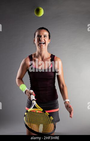 Professionelle Tennisspielerin. Mädchen schwingenden Schläger. Stockfoto
