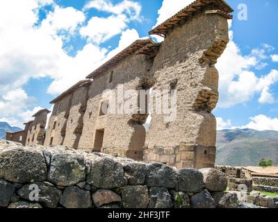 Ruine des Tempels von Wiracocha Raqchi. Tempel von viracocha am Chacha - Peru, Südamerika Stockfoto