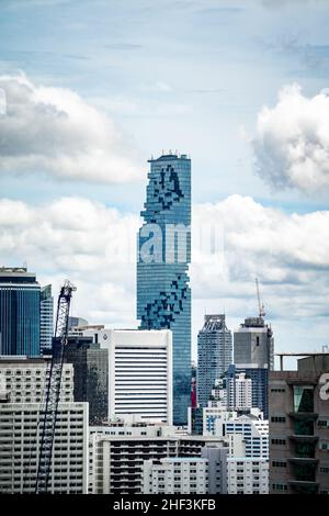 Bangkok, Thailand - 26. August 2021, King Power Mahanakhon, das im Dezember 2016 eröffnet wurde, ist ein Wolkenkratzer mit gemischter Nutzung im zentralen Geschäftsviertel Silom Sathon Stockfoto