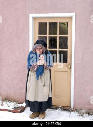 La Befana, eine wohlwollende italienische Hexe, huddelt in der Kälte Stockfoto