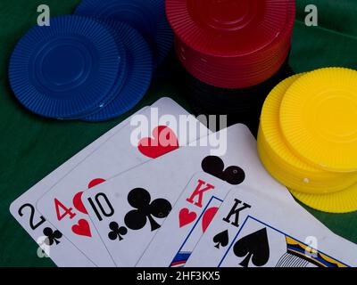 Karten und Pokerchips auf Schwarz spielen Stockfoto