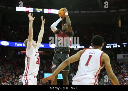 13. Januar 2022: Ohio State Buckeyes Forward E.J. Liddell (32) nimmt während des NCAA-Basketballspiels zwischen den Ohio State Buckeyes und den Wisconsin Dachsen im Kohl Center in Madison, WI, einen Jumper. Darren Lee/CSM Stockfoto
