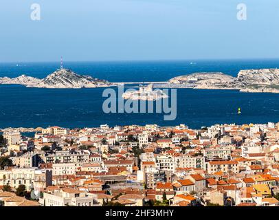 Luftaufnahme von einer der Frioul-inseln und der Stadt Marseille, Frankreich Stockfoto