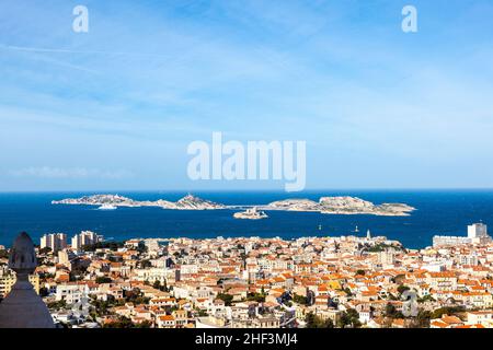 Luftaufnahme von einer der Frioul-inseln und der Stadt Marseille, Frankreich Stockfoto