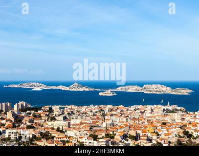 Luftaufnahme von einer der Frioul-inseln und der Stadt Marseille, Frankreich Stockfoto