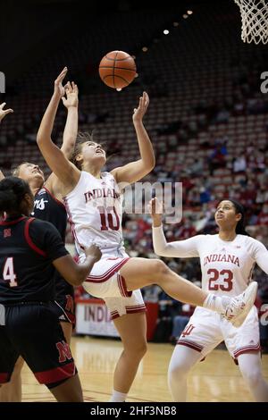 BLOOMINGTON, UNITED STATES - 2022/01/13: Indiana Hoosiers Stürmer Aleksa Gulbe (10) schießt einen Reifen gegen Nebraska Cornhuskers Center Alexis Markowski (40) während eines NCAA Frauen-Basketballspiels am 13. Januar 2022 in Bloomington, Ind. IU schlug Nebraska 44-31 in der Halbzeit. (Foto von Jeremy Hogan/The Bloomingtonian) Stockfoto