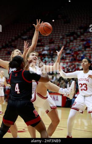 BLOOMINGTON, UNITED STATES - 2022/01/13: Indiana Hoosiers Stürmer Aleksa Gulbe (10) schießt einen Reifen gegen Nebraska Cornhuskers Center Alexis Markowski (40) während eines NCAA Frauen-Basketballspiels am 13. Januar 2022 in Bloomington, Ind. IU schlug Nebraska 44-31 in der Halbzeit. (Foto von Jeremy Hogan/The Bloomingtonian) Stockfoto