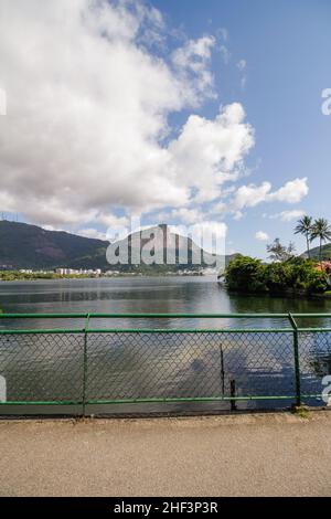 Christus der Erlöser in Rio de Janeiro, Brasilien - 04. Dezember 2021: Christus der Erlöser von der Lagune Rodrigo de Freitas in Rio de Janeiro aus gesehen. Stockfoto