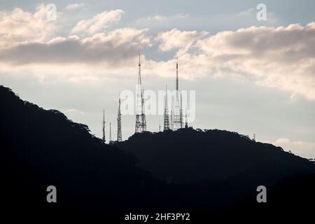 Blick auf die Kommunikationsantennen vom Gipfel des sumare-Hügels in Rio de Janeiro. Stockfoto