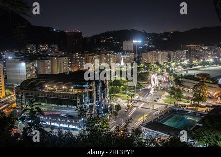 Nachtansicht des Botafogo-Viertels auf dem Gipfel des Pasmado-Hügels in Rio de Janeiro. Stockfoto