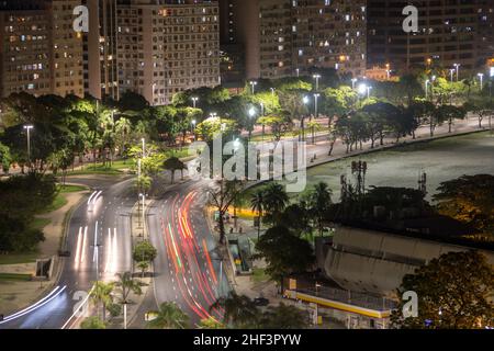 Nachtansicht des Botafogo-Viertels auf dem Gipfel des Pasmado-Hügels in Rio de Janeiro. Stockfoto