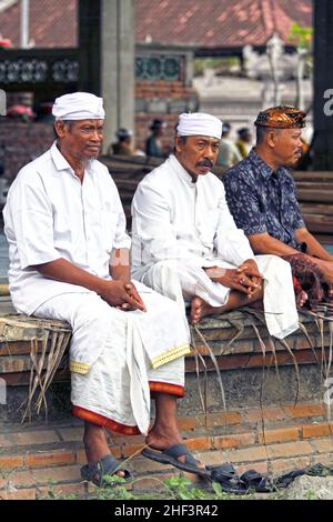 Balinesische Männer tragen Udeng-Kopfbedeckung bei einer Zeremonie im Dorf Ketewel in Gianyar, Bali, Indonesien Stockfoto