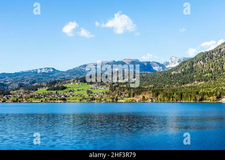 Schöne Reflexion der Bergdorf im Hallstätter Siehe, Österreich, Europa Stockfoto