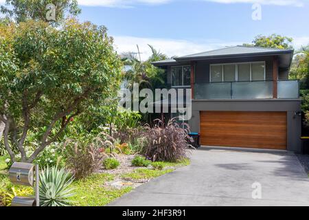 Separates Sydney-Haus mit Garage und Vorgarten, Avalon Beach in Sydney, NSW, Australien Stockfoto