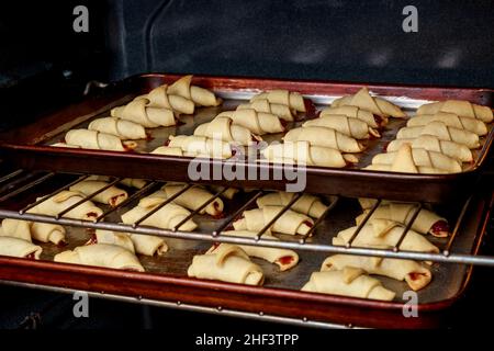 Backen von hausgemachten Croissant-Plätzchen gefüllt mit Marmelade. Stockfoto