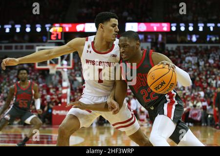 Madison, WI, USA. 13th Januar 2022. Der Wächter der Ohio State Buckeyes, Malaki Branham (22), wird vom Wisconsin Dachs-Wächter Johnny Davis (1) während des NCAA-Basketballspiels zwischen den Ohio State Buckeyes und den Wisconsin Dachsen im Kohl Center in Madison, WI, bewacht. Darren Lee/CSM/Alamy Live News Stockfoto