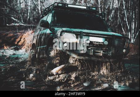 Off-Road-Sport-Truck zwischen den Bergen Landschaft. Track auf Schlamm. Geländewagen. Safari. Beste Geländefahrzeuge. Jeep zerquetscht in ein Paddel und abgeholt Stockfoto