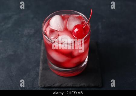 Ein Glas leckerer Manhattan-Cocktail auf schwarzem Hintergrund Stockfoto