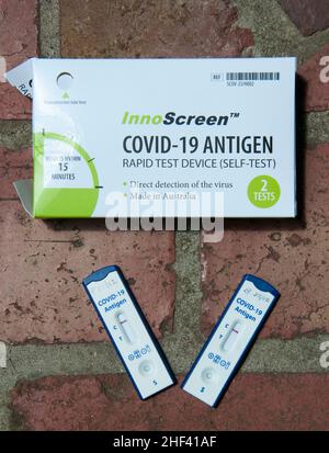 Rapid Antigen Test Kit und Ergebnisse, während der schnellen Ausbreitung der Omicron-Variante von COVID-19, Dezember 2021, Melbourne, Australien. Stockfoto