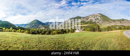 Ländliche Landschaft in der Region Les haut Alpes in Frankreich mit Wiese Stockfoto