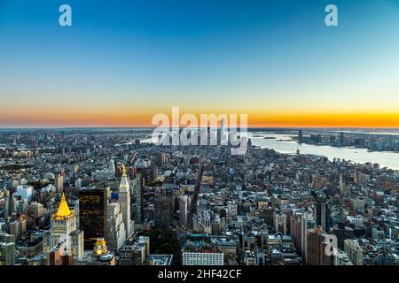 Refl. Blick auf die Skyline von New York bei Nacht Stockfoto