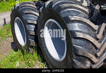 Umea, Norrland Schweden - 10. Juni 2019: Sehr große Reifen und Räder für Forstmaschinen Stockfoto