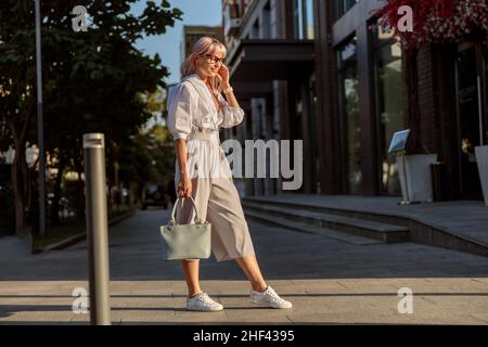Stilvolle junge Frau auf der Straße Stockfoto