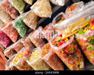 Bunte rohe Friesen, Papad, Mais-Snacks, maida Papad, Khichiya Papad, Mischen Papad, maida fryums verschiedener Formen, Stern, Finger, rund in st angezeigt Stockfoto