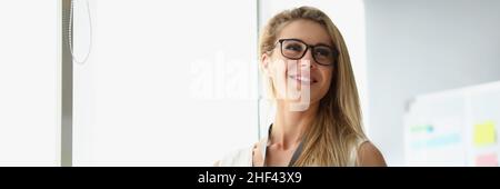 Selbstbewusster Mitarbeiter vor der Rede Stockfoto