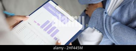Mann im modischen Anzug Stockfoto