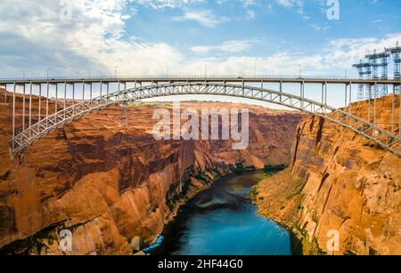 Alte Navajo Brücke überquert den Colorado am Marble Canyon unter blauem Himmel Stockfoto