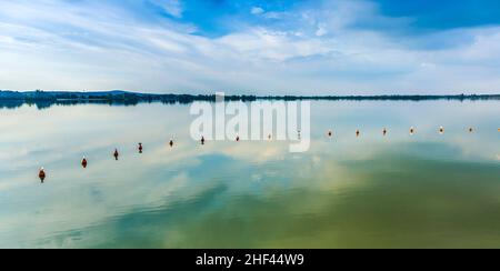 Wehr am Altmühl-See am späten Nachmittag mit malerischen Reflexion Stockfoto