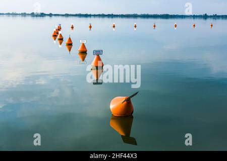 Wehr am Altmühl-See am späten Nachmittag mit malerischen Reflexion Stockfoto