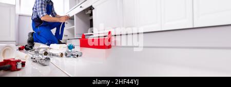 Klempner Reinigung Küche Abfluss Und Rohr Mit Werkzeugen Stockfoto