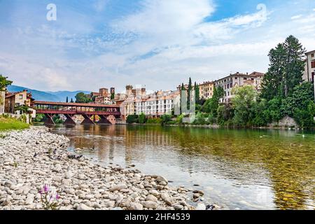 Die alte hölzerne Brücke überspannt den Fluss Brenta im romantischen Dorf Basano del Grappa Stockfoto