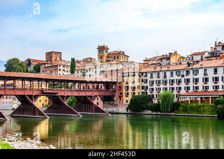 Die alte hölzerne Brücke überspannt den Fluss Brenta im romantischen Dorf Basano del Grappa Stockfoto