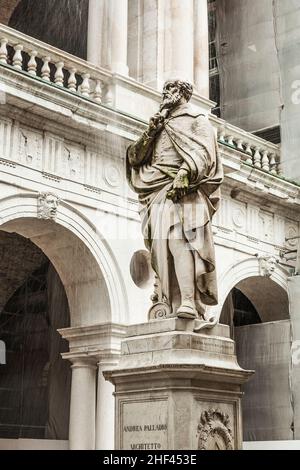 Die Statue des berühmten italienischen Architekten der Renaissance Andrea Palladio, von der Basilica palladiana in Vicenza Stockfoto