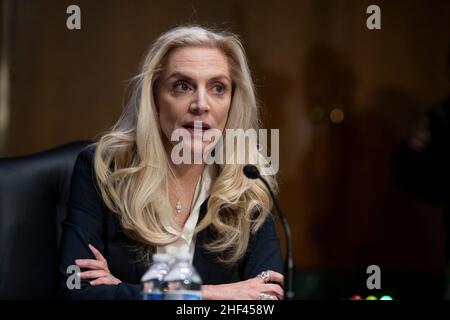 Lael Brainard erscheint am Donnerstag, den 13. Januar, vor einer Anhörung des Senatsausschusses für Banken, Wohnungsbau und städtische Angelegenheiten wegen ihrer Ernennung zum stellvertretenden Vorsitzenden des Gouverneursrates des Federal Reserve Systems im Dirksen Senate Office Building in Washington, DC, USA, 2022. Foto von Rod Lampey/CNP/ABACAPRESS.COM Stockfoto