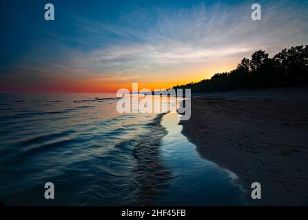 Eine Sandbank bei Sonnenuntergang am Lake Erie am Long Point Poinr Provincial Park Ontario, Kanada Stockfoto