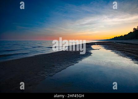 Eine Sandbank bei Sonnenuntergang am Lake Erie am Long Point Poinr Provincial Park Ontario, Kanada Stockfoto