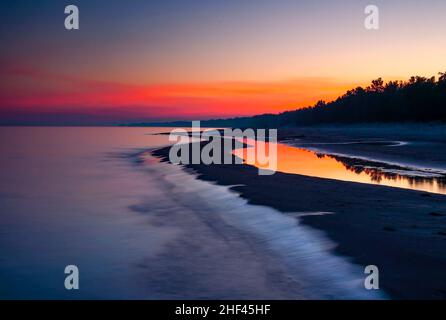 Eine Sandbank bei Sonnenuntergang am Lake Erie am Long Point Poinr Provincial Park Ontario, Kanada Stockfoto